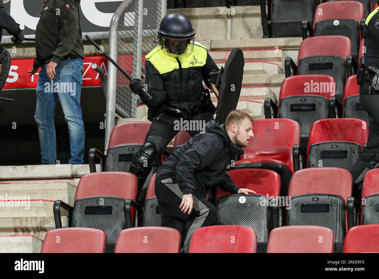 Enschede, pays-Bas. 27 juillet 2023. ENSCHEDE, PAYS-BAS - JUILLET 27 : des unités spéciales de la police luttent contre les supporters en émeute lors du deuxième tour de qualification de l'UEFA Conference League entre le FC Twente et Hammarby IF à Grolsch Veste le 27 juillet 2023 à Enschede, pays-Bas (photo Peter Lous/ Orange Pictures) crédit : Orange pics BV/Alamy Live News Banque D'Images