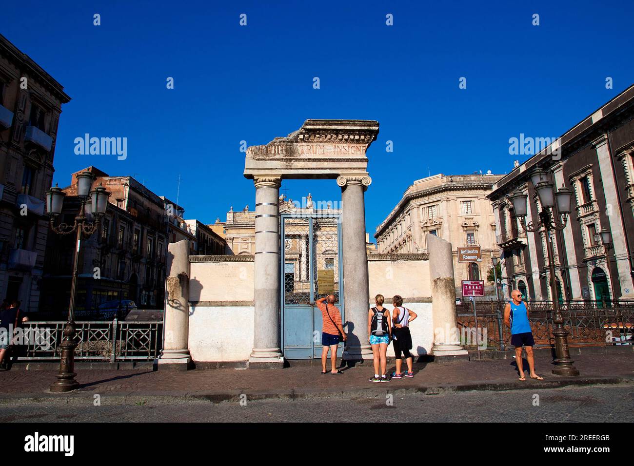 Amphithéâtre, romain, colonnes, entablature, touristes devant l'entrée, ciel bleu sans nuages, Catane, vieille ville, vieille ville baroque, Côte est Banque D'Images