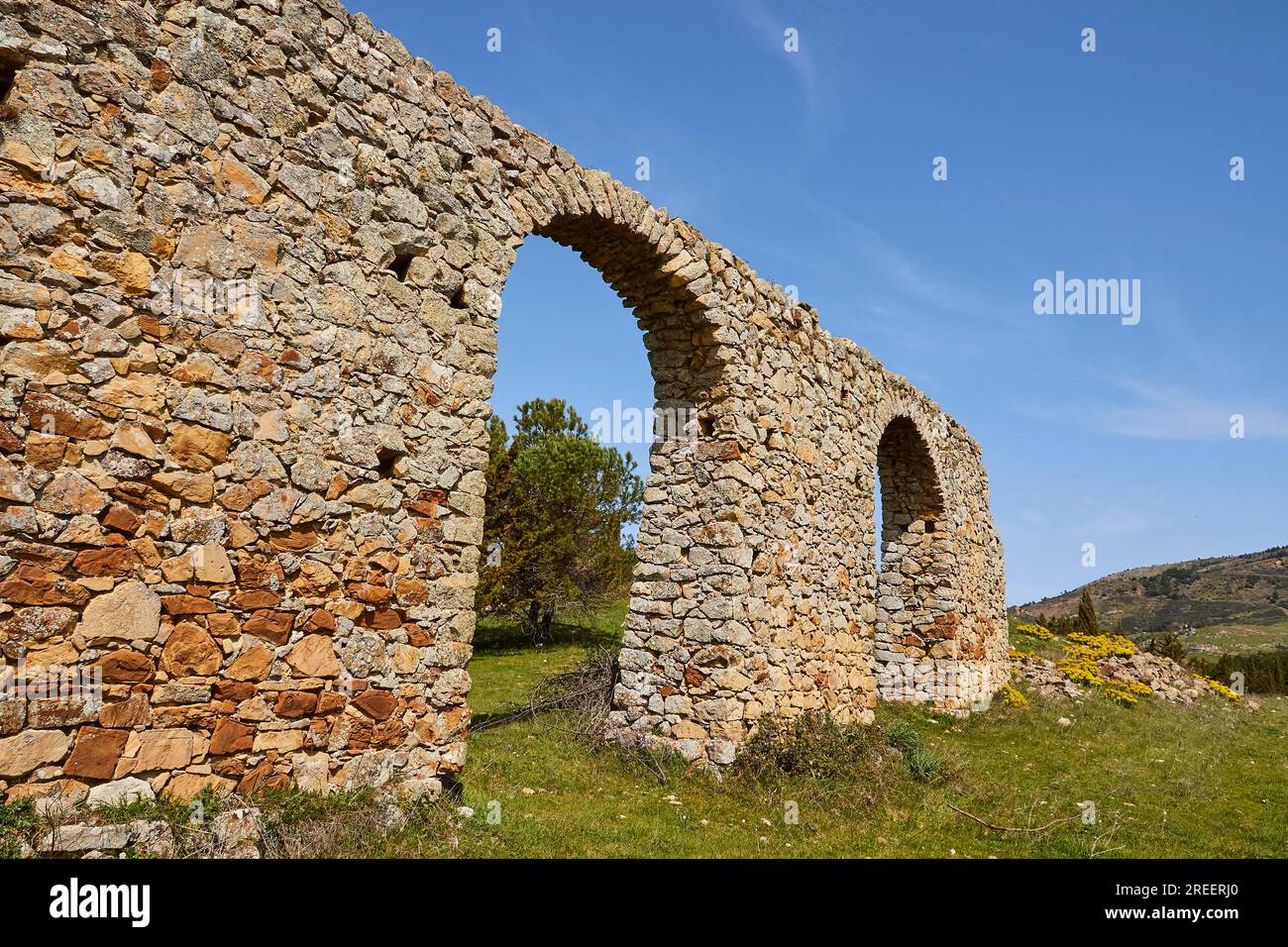 Aqueduc romain, arche de pierre, prairie verte, ciel bleu, Parc National de Madonie, Printemps, Sicile, Italie Banque D'Images