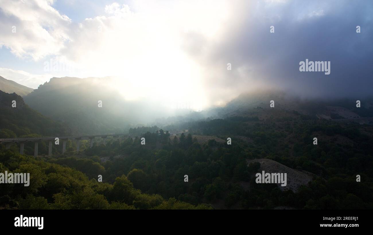 Brouillard, contre-jour, Pont, montagnes, Parc National de Madonie, Printemps, Sicile, Italie Banque D'Images