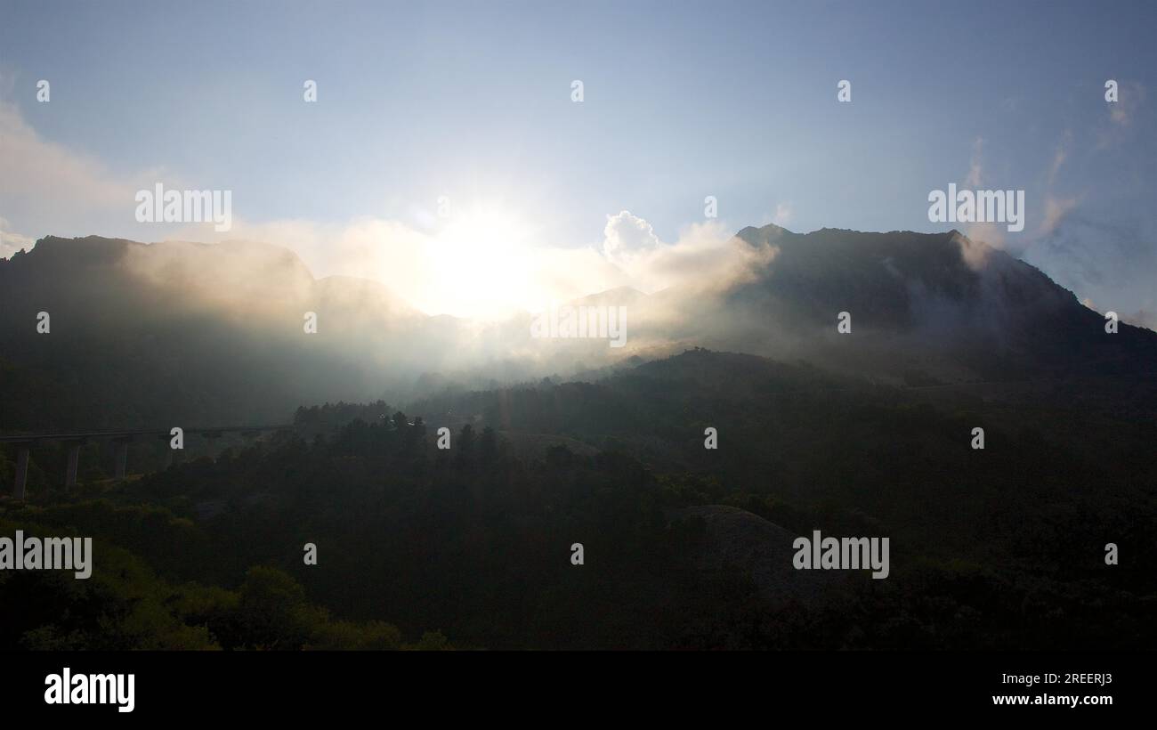 Brouillard, contre-jour, Pont, montagnes, Parc National de Madonie, Printemps, Sicile, Italie Banque D'Images