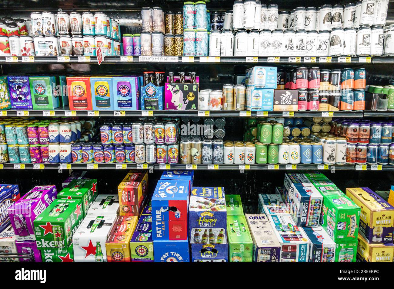 Highlands Caroline du Nord, épicerie, magasins de magasin supermarché, marché de nourriture d'allée, affaires à l'intérieur intérieur à l'intérieur, choix de marques de bière Banque D'Images