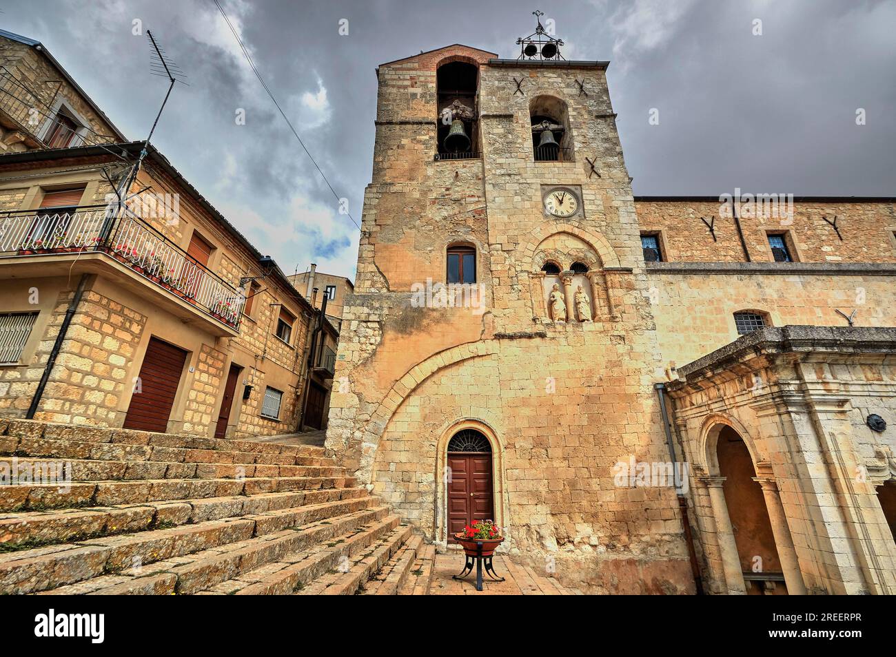 HDR shot, super grand angle shot, escalier large, ciel nuageux, tour de l'église, Chiesa madre SS Pietro e Paolo, église, Petralia Soprana, place dans Banque D'Images