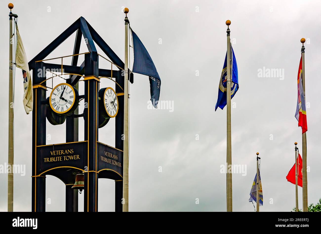 Veterans Tribute Tower se trouve devant l'hôtel de ville de Gautier, le 11 mai 2023, à Gautier, Mississippi. Le clocher de 35 pieds a été inauguré en 2012. Banque D'Images