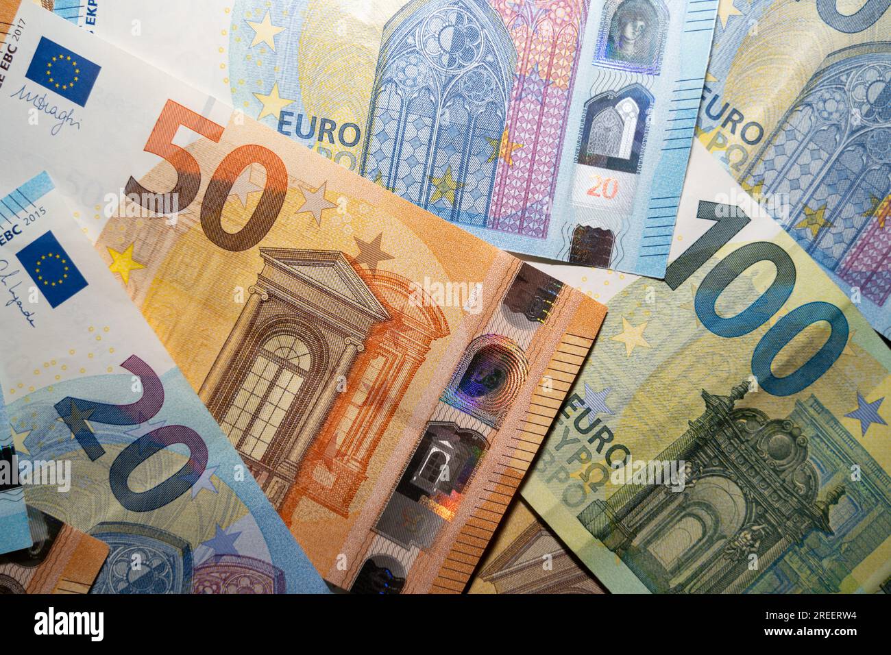 Fond d'argent comptant avec 50 euros, 100 euros et quelques 20 euros Banque D'Images