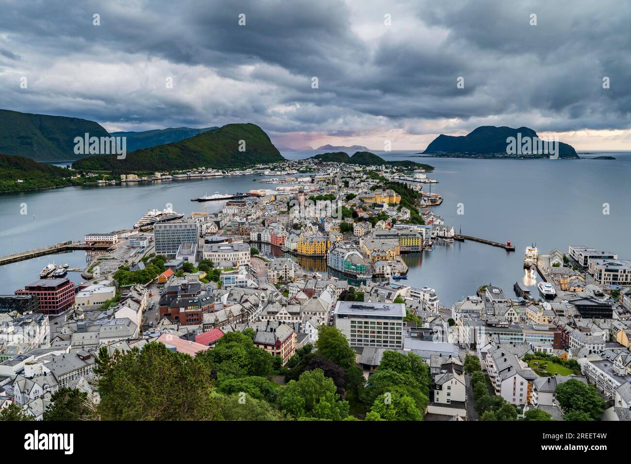 Vue sur Alesund, la vieille ville et le port, Art Nouveau, Alesund, More og Romsdal, Norvège Banque D'Images