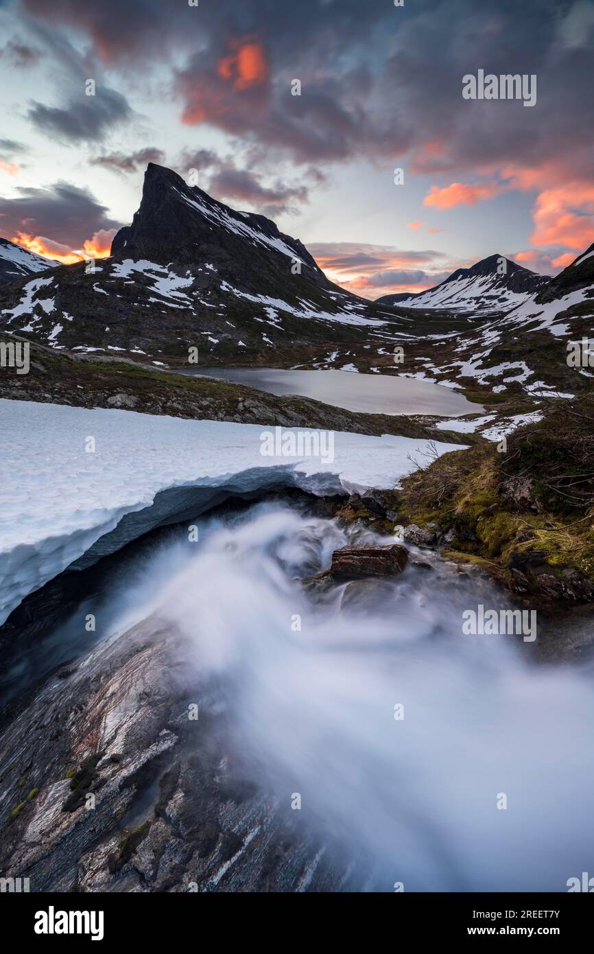 Vue sur la vallée d'Alnesdalen au lever du soleil, la montagne Stigbotthornet, le lac Alnesvatnet, le parc national de Reinheimen, More og Romsdal, Norvège Banque D'Images