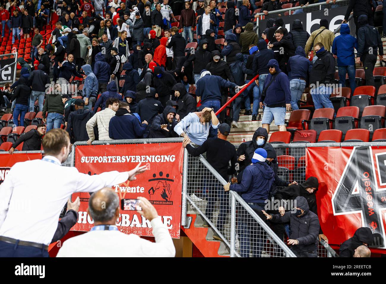 ENSCHEDE - émeutes dans les tribunes lors du match pour le 2e tour de qualification de l'UEFA Conference League entre le FC Twente et Hammarby IF au Stadion de Grolsch Veste le 27 juillet 2023 à Enschede, pays-Bas. AP Banque D'Images