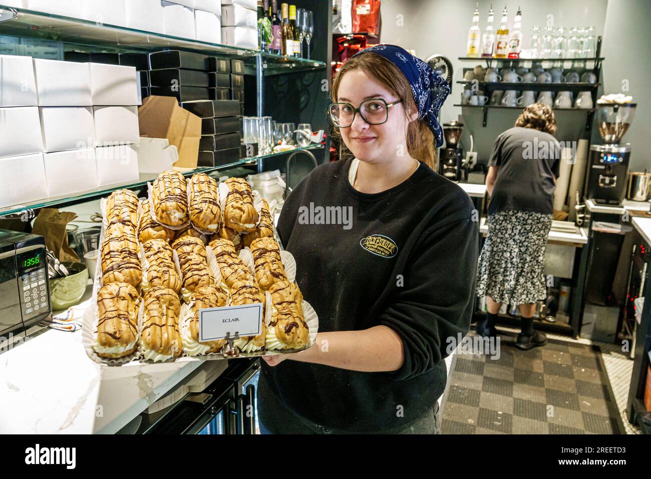Asheville Caroline du Nord, boulangerie Old Europe Coffee Pastries, intérieur intérieur à l'intérieur, femme employée montrant des petits pains pâtisseries plateau d'eclairs Banque D'Images