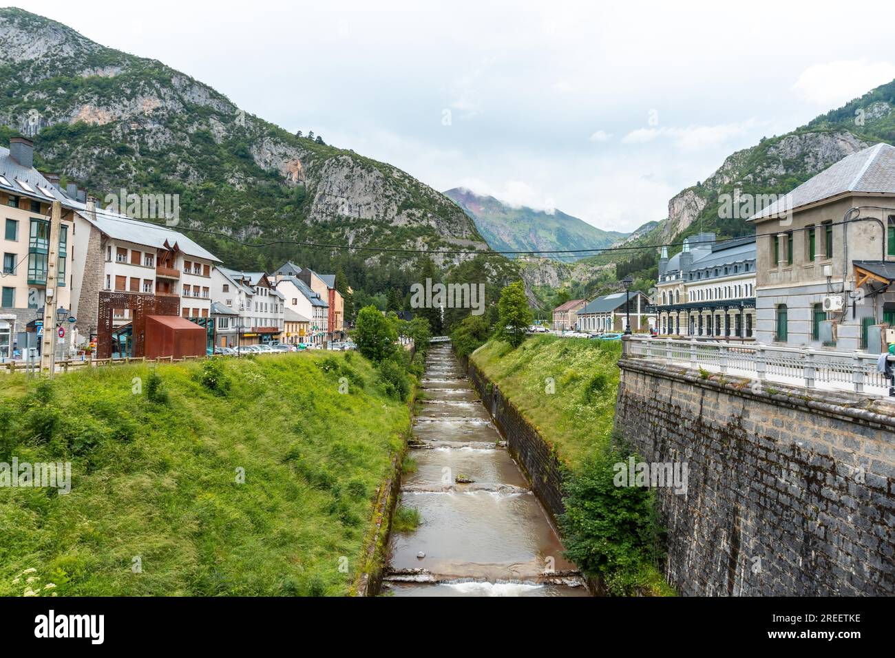 Vue sur l'ancienne gare de Canfranc dans les Pyrénées aragonaises près de la rivière. Espagne Banque D'Images