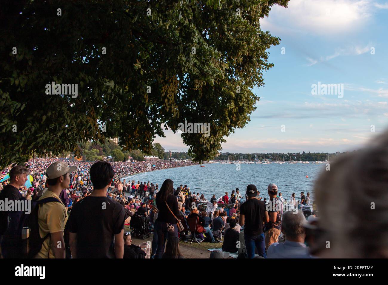 Paysage de English Bay avant le coucher du soleil. Les gens se sont rassemblés à English Bay pour assister au feu d'artifice Honda Celebration of Light (26 juillet au Mexique). Banque D'Images