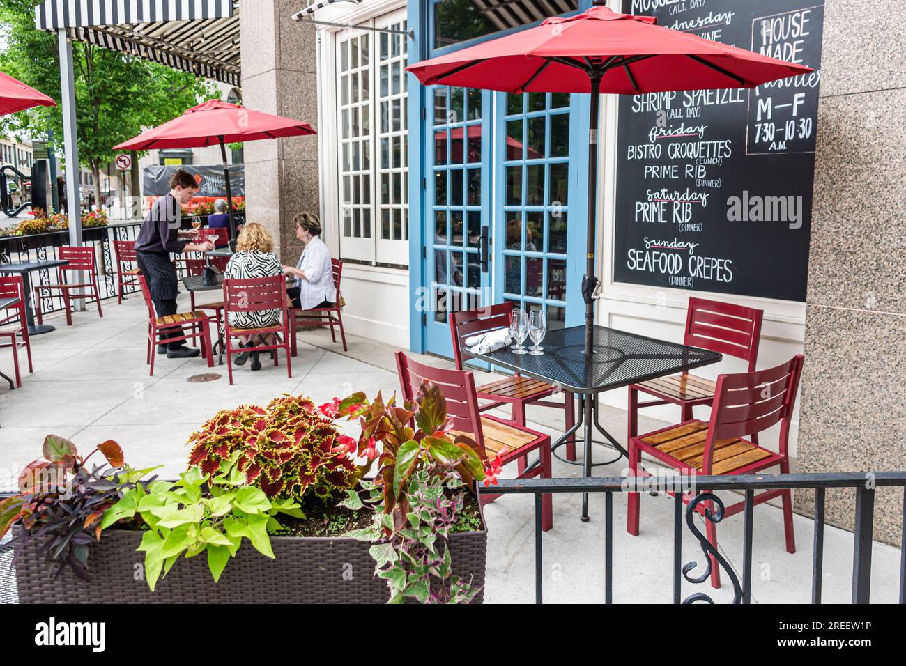 Asheville North Carolina, ISA's French Bistro, restaurant dîner à l'extérieur, café décontracté, affaires, en plein air, parasols extérieurs Banque D'Images