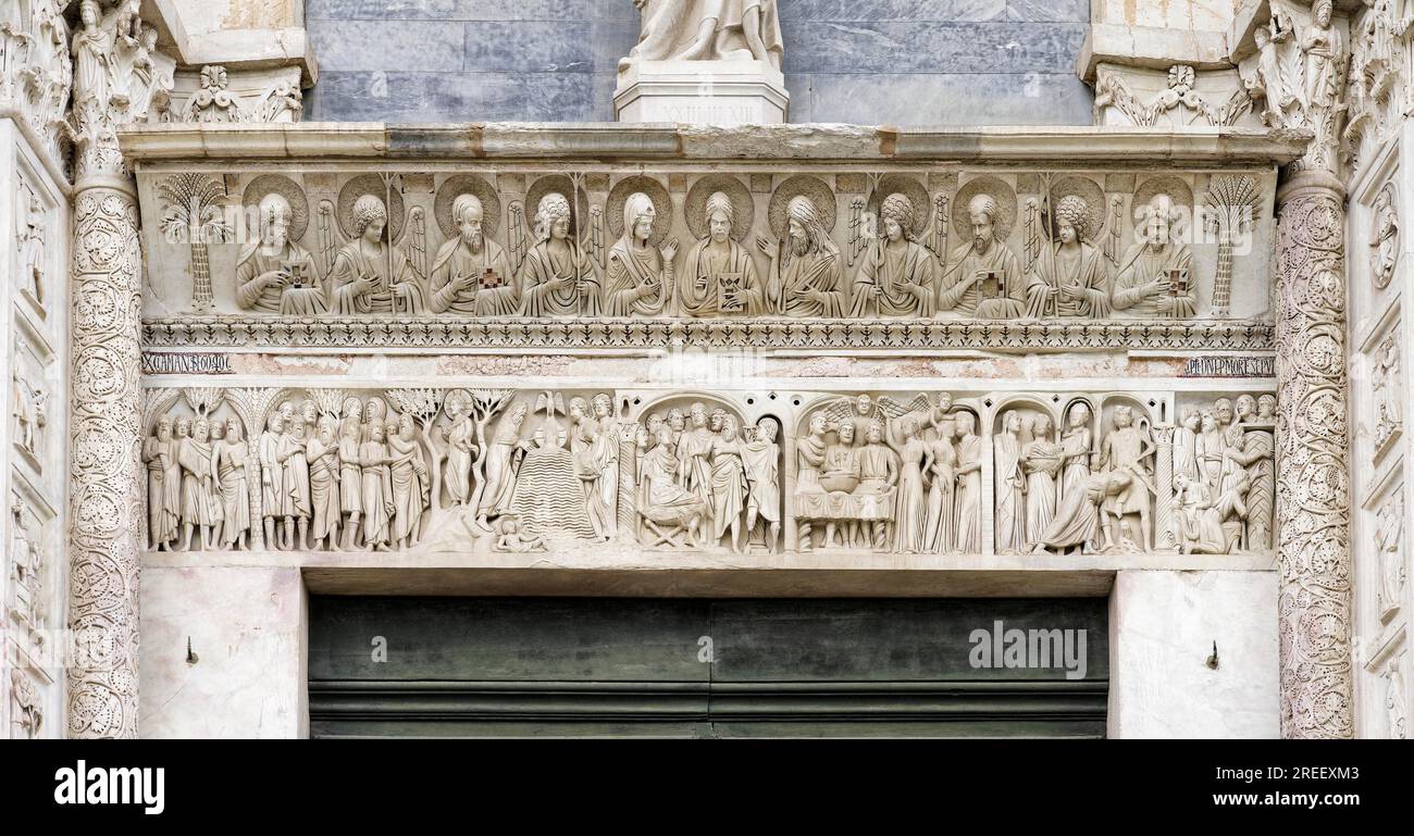 Architrave avec Jésus-Christ, Marie, quatre évangélistes, anges, y compris des scènes de la vie de Jean le Baptiste, portail principal Baptistère, Battistero Banque D'Images