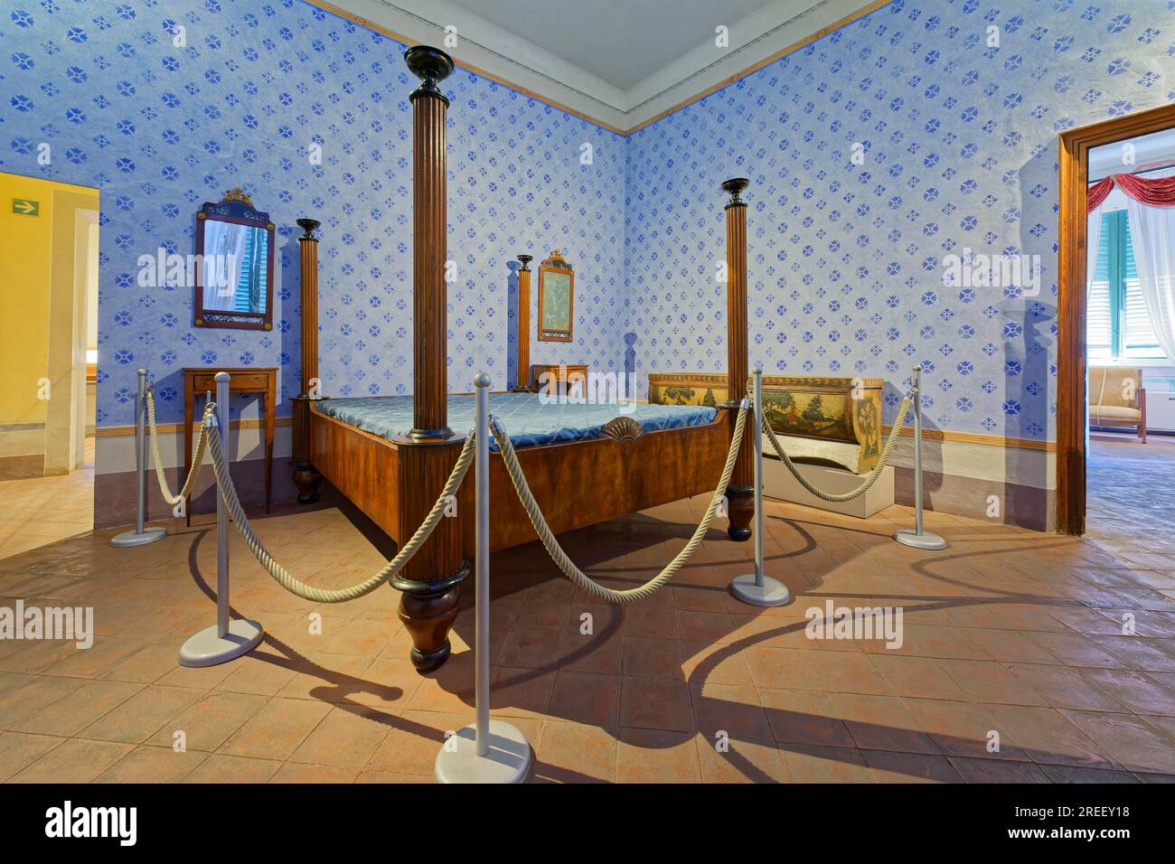 Chambre avec lit original, salle d'exposition dans la maison natale du compositeur Giacomo Puccini, Casa natale di Giacomo Puccini, Lucca, Toscane, Italie Banque D'Images
