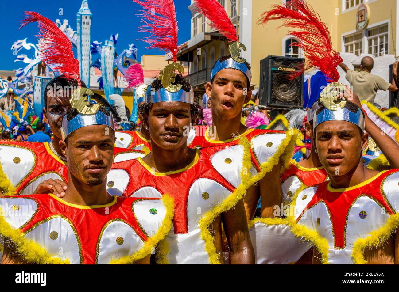 Des gens costumés célébrant le Carnaval. Mindelo. Cabo Verde. Afrique Banque D'Images
