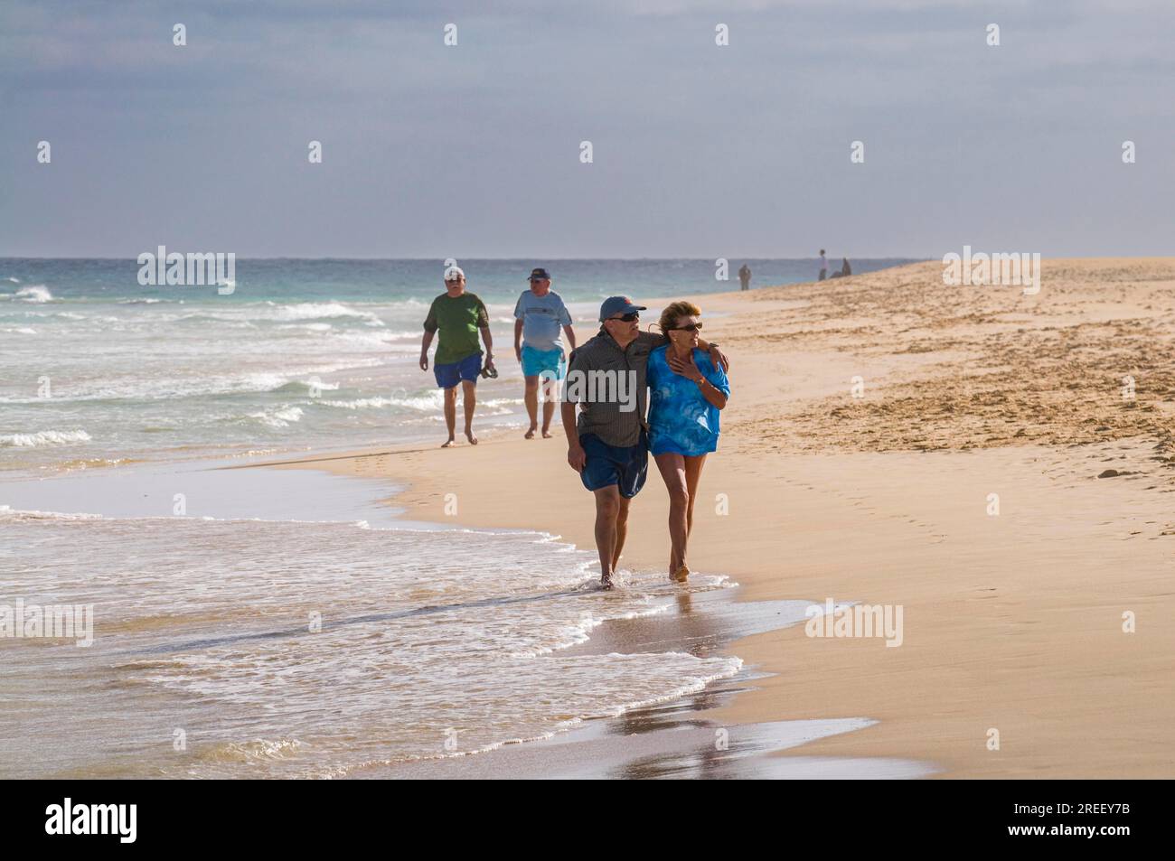 Les gens vont se promener sur la belle plage de sable. Santa Maria. SAL. Cabo Verde. Afrique Banque D'Images