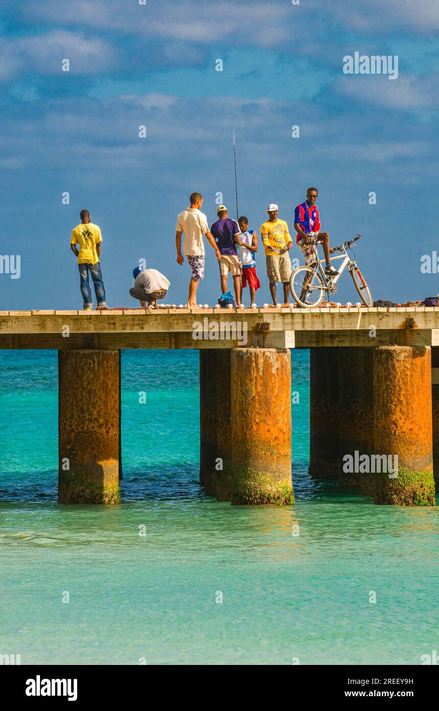 Pêcheurs debout sur la jetée dans la mer. Santa Maria. SAL. Cabo Verde. Afrique Banque D'Images