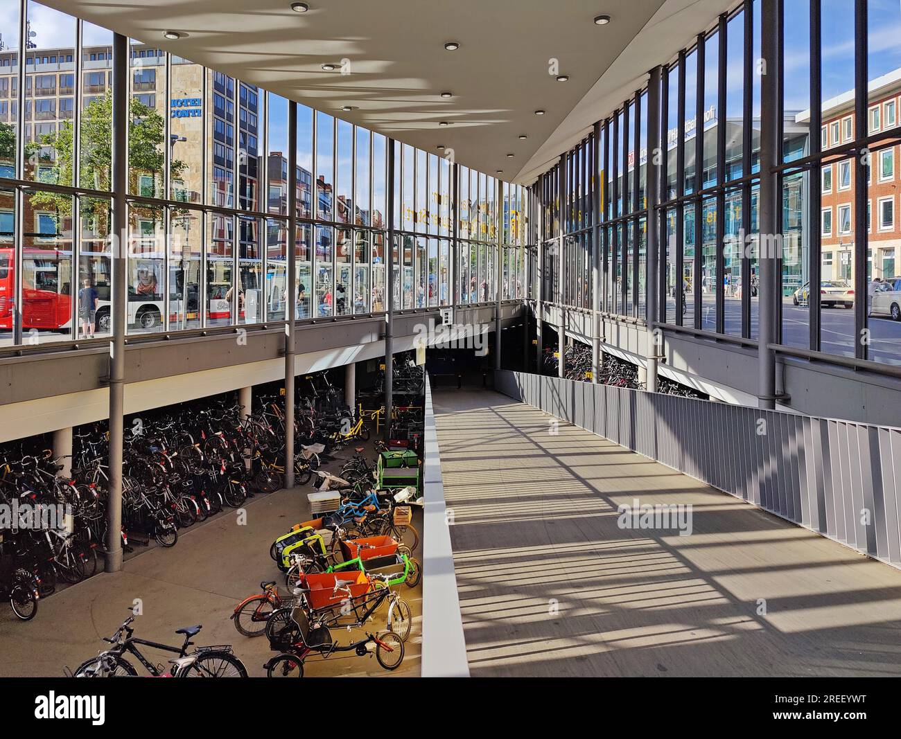 Vue sur la station de vélo à la gare principale, Fahhradhauptstadt, Muenster, Rhénanie du Nord-Westphalie, Allemagne Banque D'Images