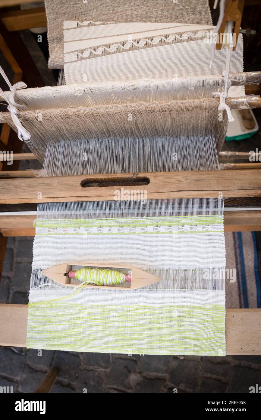 Traitement du coton sur métier à tisser en bois traditionnel Banque D'Images