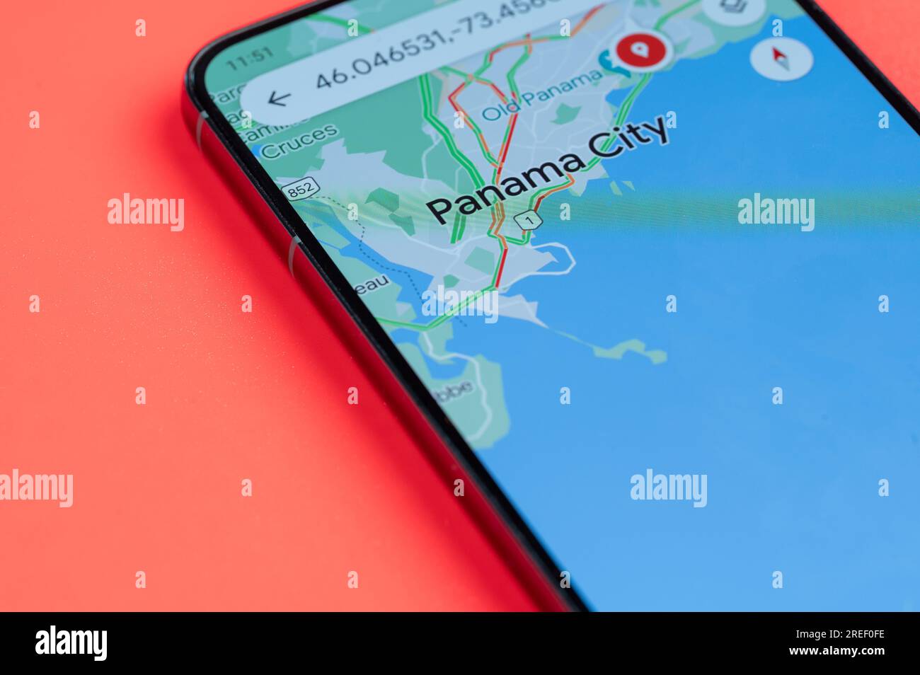 New York, USA - 21 juillet 2023 : carte des embouteillages au Panama sur écran smartphone vue rapprochée avec fond rouge Banque D'Images