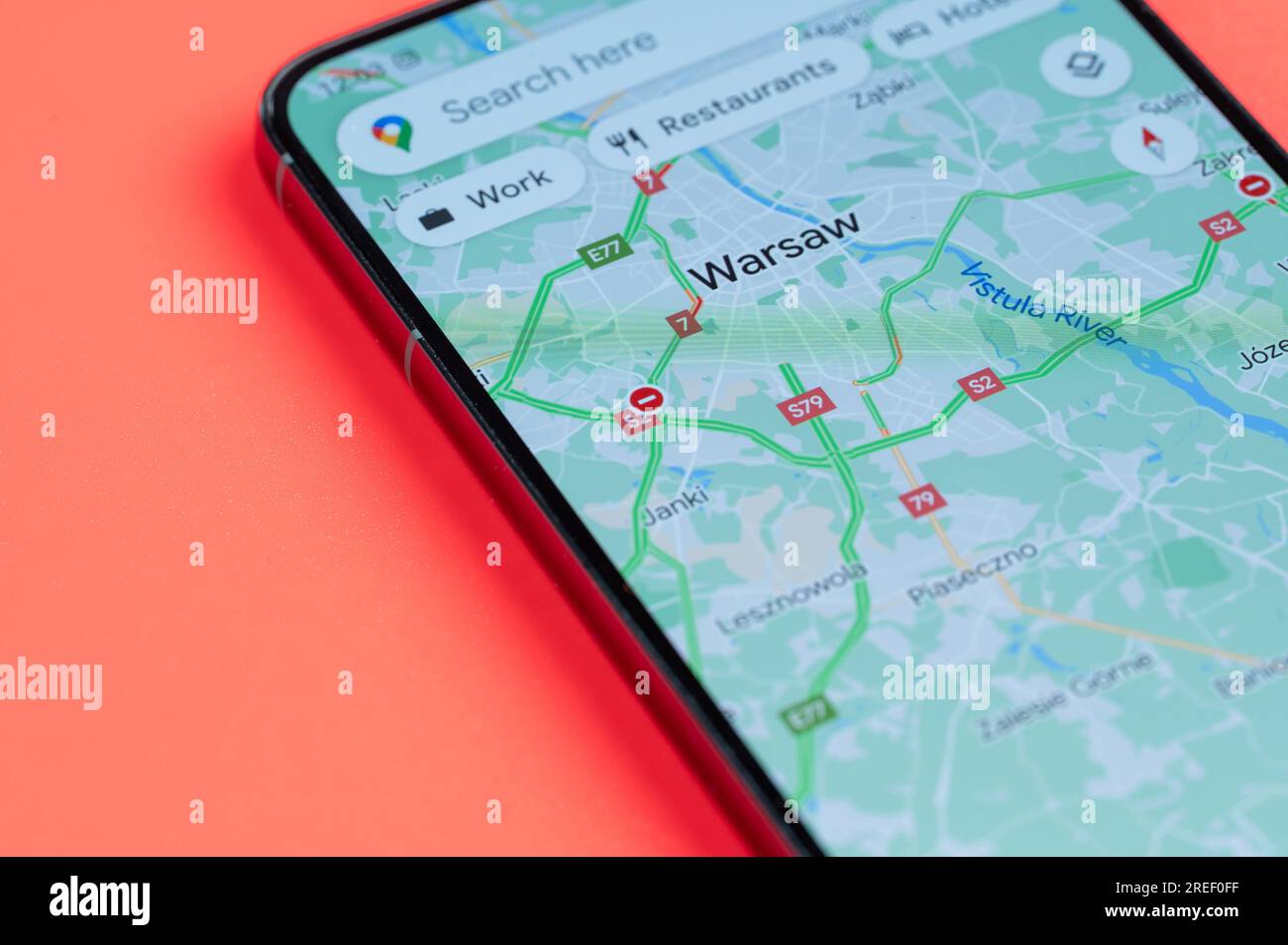New York, États-Unis - 21 juillet 2023 : Varsovie distribution du trafic automobile dans google maps sur écran smartphone vue rapprochée avec fond rouge Banque D'Images