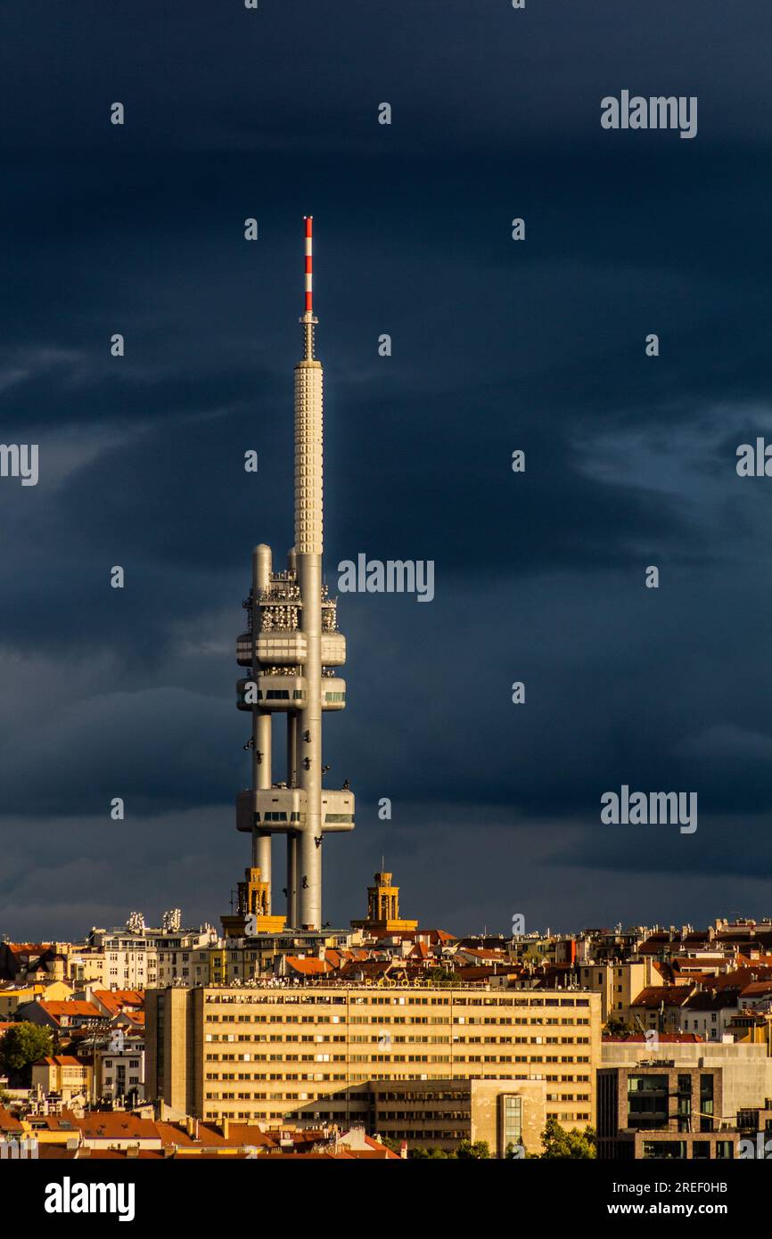 Ciel orageux derrière la tour Zizkovska vez à Prague, République tchèque Banque D'Images