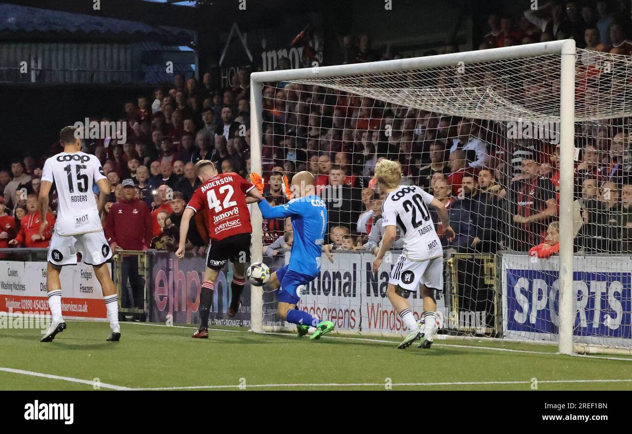 Seaview Stadium, Belfast, Irlande du Nord, Royaume-Uni. 27 Jul 2023. UEFA Europa Conference League deuxième tour de qualification (première étape) – Crusaders v Rosenborg. Action du match de ce soir à Seaview.(Crusaders en rouge). Rosenborg survit à une peur tardive à Seaview. Crédit : CAZIMB/Alamy Live News. Banque D'Images