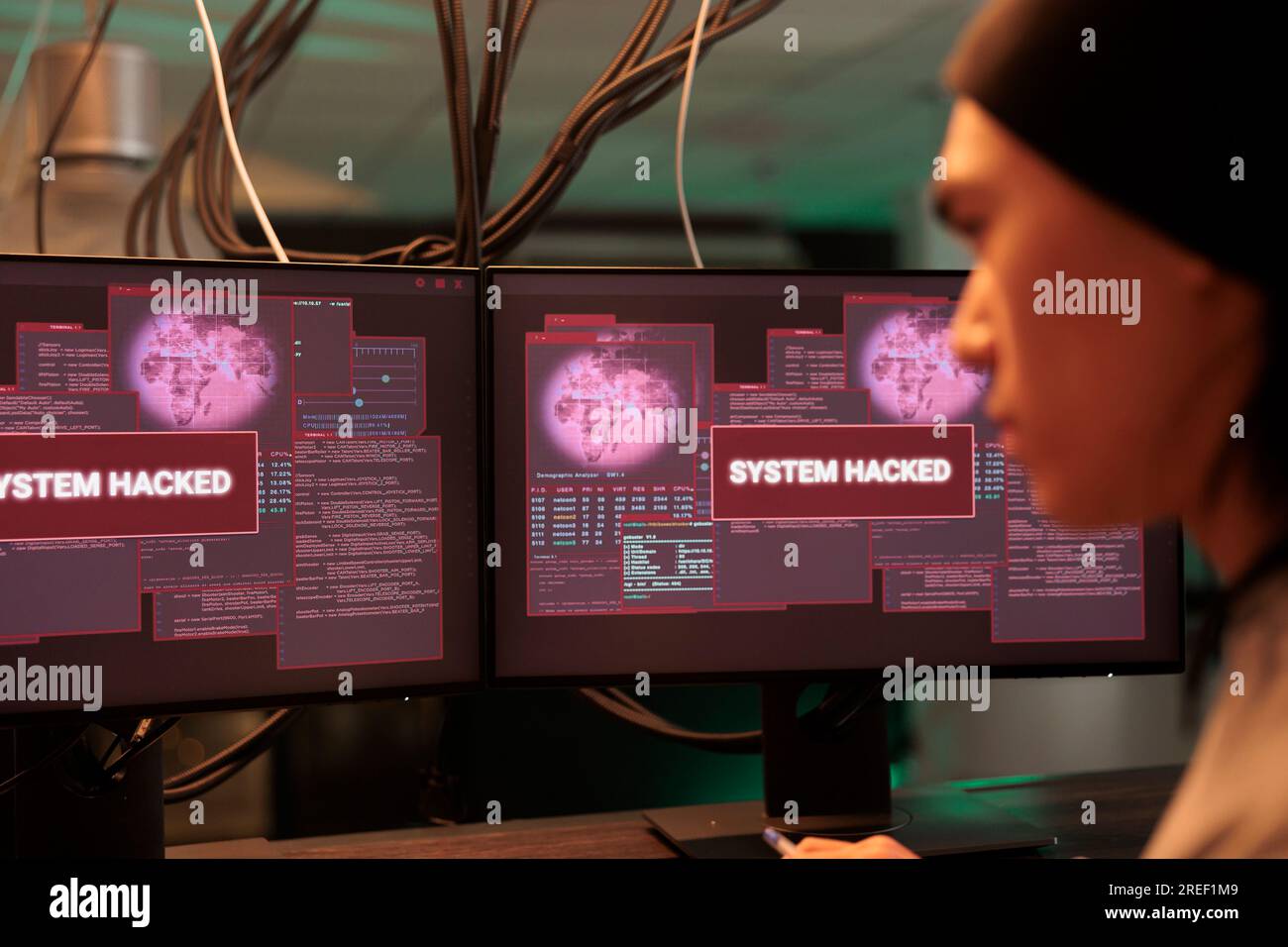 Voleur asiatique analysant l'alerte de cryptage sur les moniteurs, travaillant pour pénétrer dans le système gouvernemental tard dans la nuit. Jeune personne plantant des logiciels malveillants pour craquer le code de sécurité, voler des mots de passe. Banque D'Images