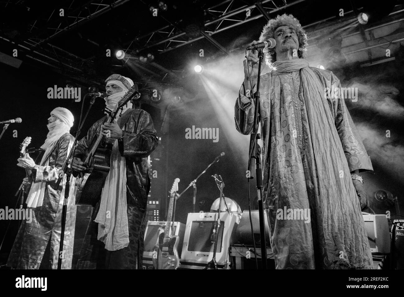 Les fondateurs originaux de Tinariwen (groupe touareg du Mali-Algérie) interprétant leur blues du désert en concert à Stockholm en juillet 2023 Banque D'Images