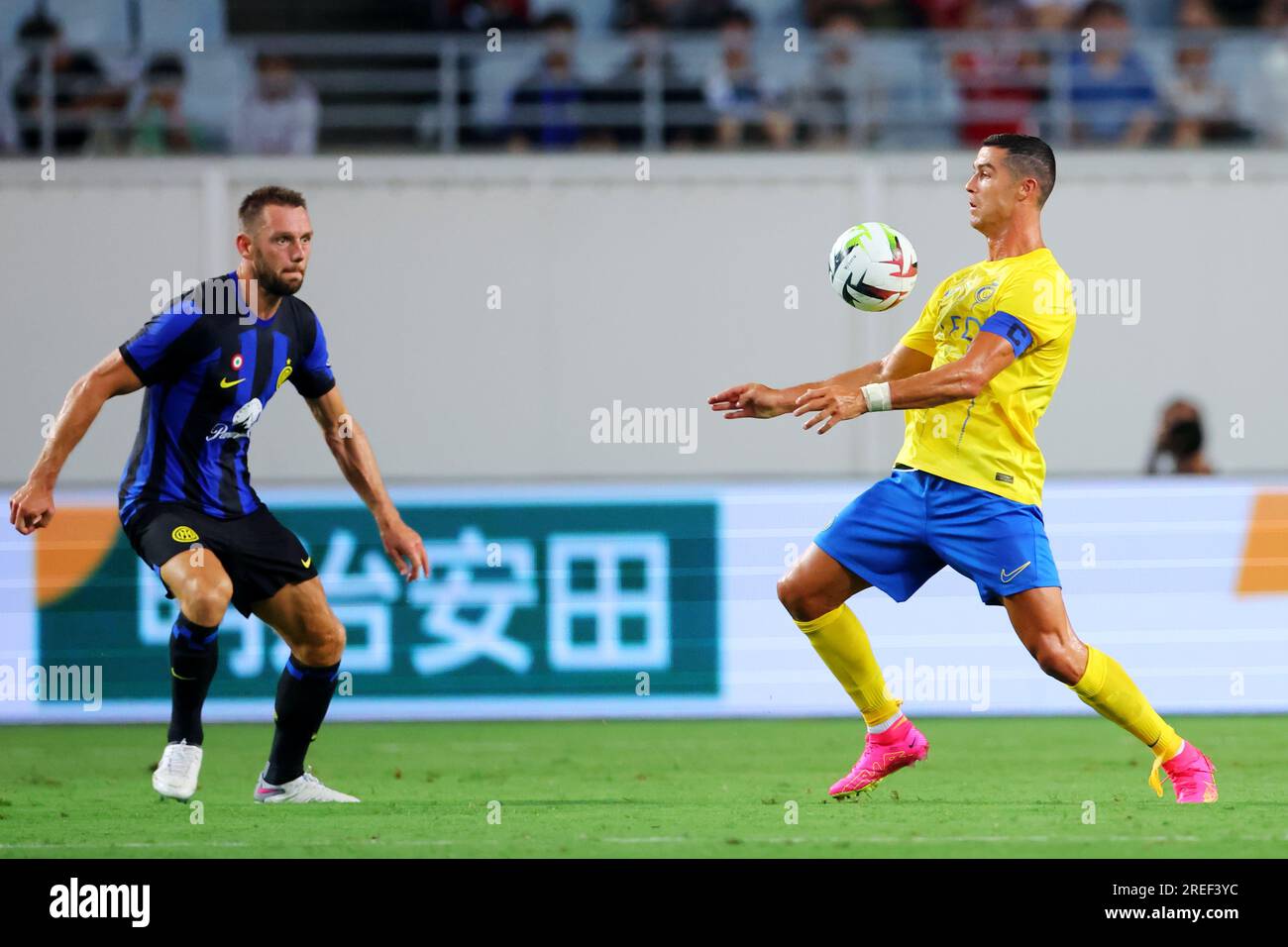Osaka, Japon. 27 juillet 2023. (G-D) Stefan de Vrij (Inter), Cristiano Ronaldo (Al-Nassr) football/football : match amical entre le Al-Nassr FC 1-1 Inter Milan au Yanmar Stadium Nagai à Osaka, Japon . Crédit : Naoki Nishimura/AFLO SPORT/Alamy Live News Banque D'Images