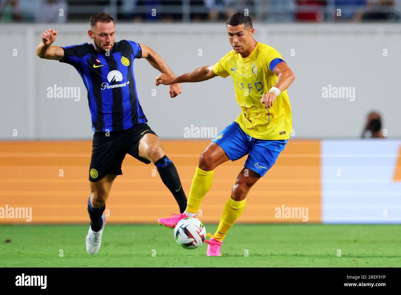 Osaka, Japon. 27 juillet 2023. (G-D) Stefan de Vrij (Inter), Cristiano Ronaldo (Al-Nassr) football/football : match amical entre le Al-Nassr FC 1-1 Inter Milan au Yanmar Stadium Nagai à Osaka, Japon . Crédit : Naoki Nishimura/AFLO SPORT/Alamy Live News Banque D'Images