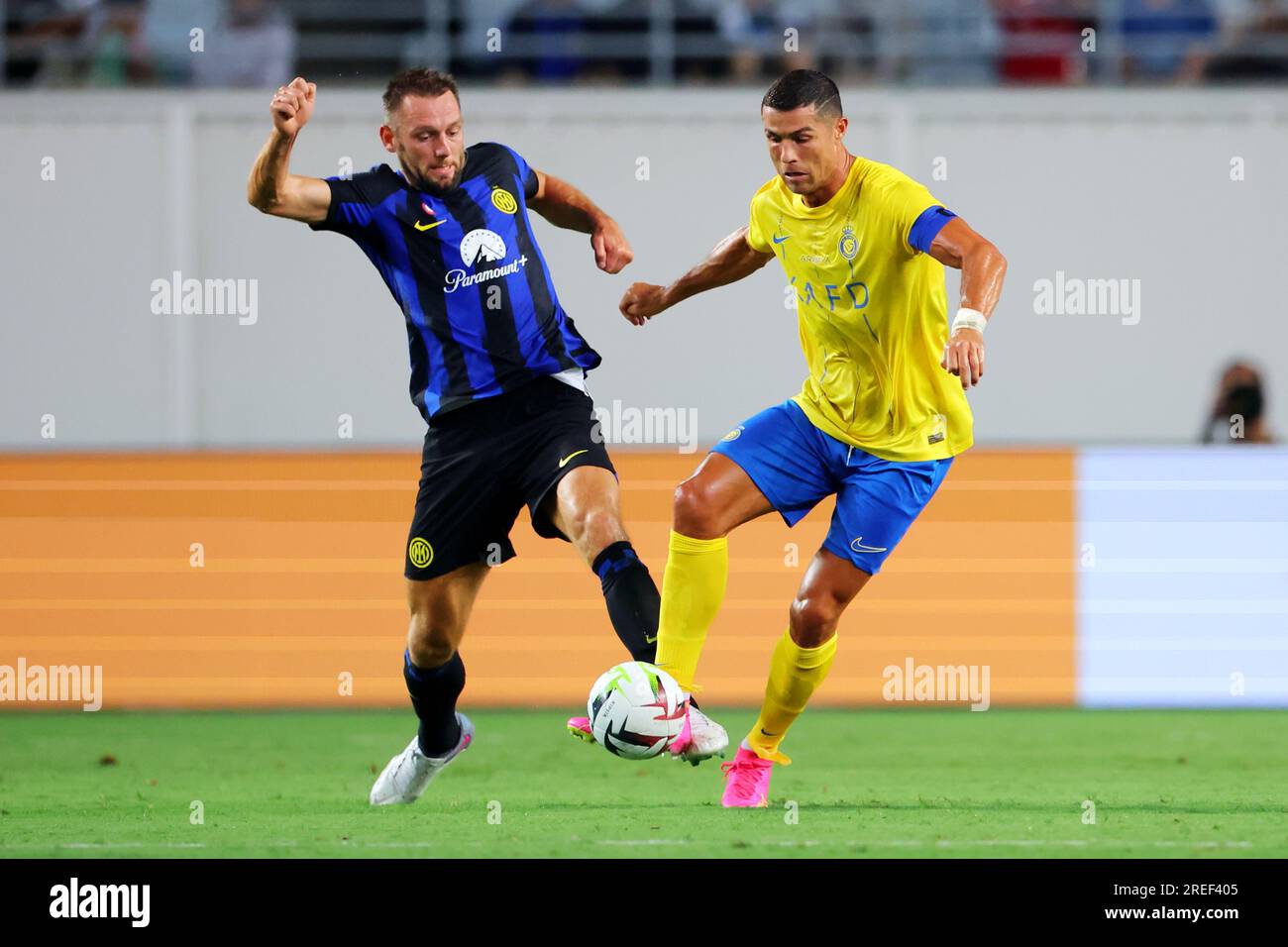 Osaka, Japon. 27 juillet 2023. (G-D) Stefan de Vrij (Inter), Cristiano Ronaldo (Al-Nassr) football/football : match amical entre le Al-Nassr FC 1-1 Inter Milan au Yanmar Stadium Nagai à Osaka, Japon . Crédit : Naoki Nishimura/AFLO SPORT/Alamy Live News Banque D'Images