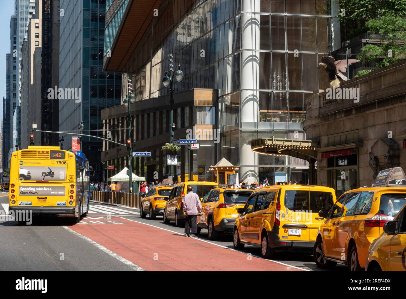 Taxi Stand en face de Grand Central terminal, New York City, USA 2023 Banque D'Images