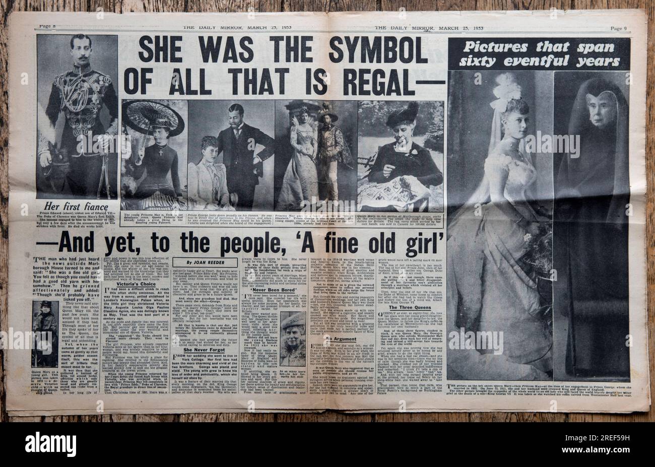 Mort de la reine Mary. Nouvelles de la première page du journal Daily Mirror. 25 mars 1953. (26 mai 1867 – 24 mars 1953) a l'intérieur du journal une double page. Un vieil exemplaire usé du journal des années 1950 Marie de Teck épouse de George V. Banque D'Images