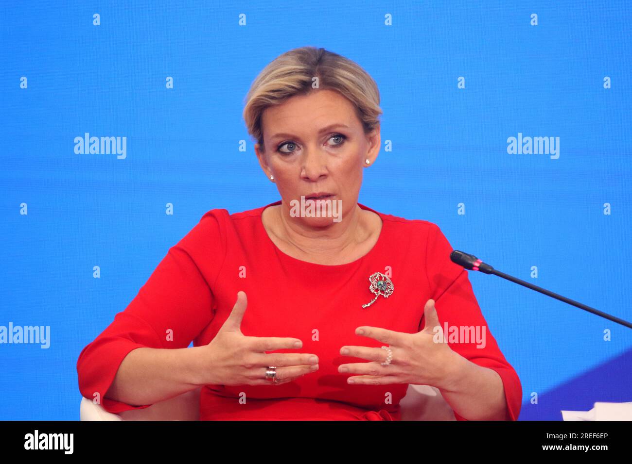 Saint-Pétersbourg, Russie. 27 juillet 2023. Maria Zakharova, Directrice du Département de l’information et de la presse du Ministère des Affaires étrangères de la Fédération de Russie, Représentante officielle du Ministère russe des Affaires étrangères prend la parole lors du deuxième Sommet du Forum économique et humanitaire 2023 à Saint-Pétersbourg. Crédit : SOPA Images Limited/Alamy Live News Banque D'Images