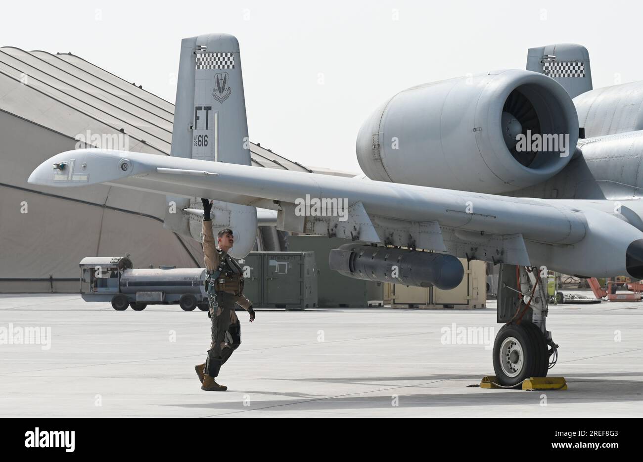 ÉTATS-UNIS Le capitaine Joseph Matarazzo, pilote du 75e Escadron expéditionnaire de chasse, effectue des vérifications avant vol sur un A-10 Thunderbolt II à la base aérienne Al Dhafra, aux Émirats arabes Unis, avant de participer à un exercice de grande envergure, le 26 juillet 2023. Le 75e EFS s’intègre régulièrement à de multiples actifs à travers les États-Unis Zone de responsabilité du Commandement central, renforçant leur capacité à fournir une puissance aérienne de combat et à défendre la région. (ÉTATS-UNIS Photo Air Force par Tech. Sergent Alex Fox Echols III) Banque D'Images