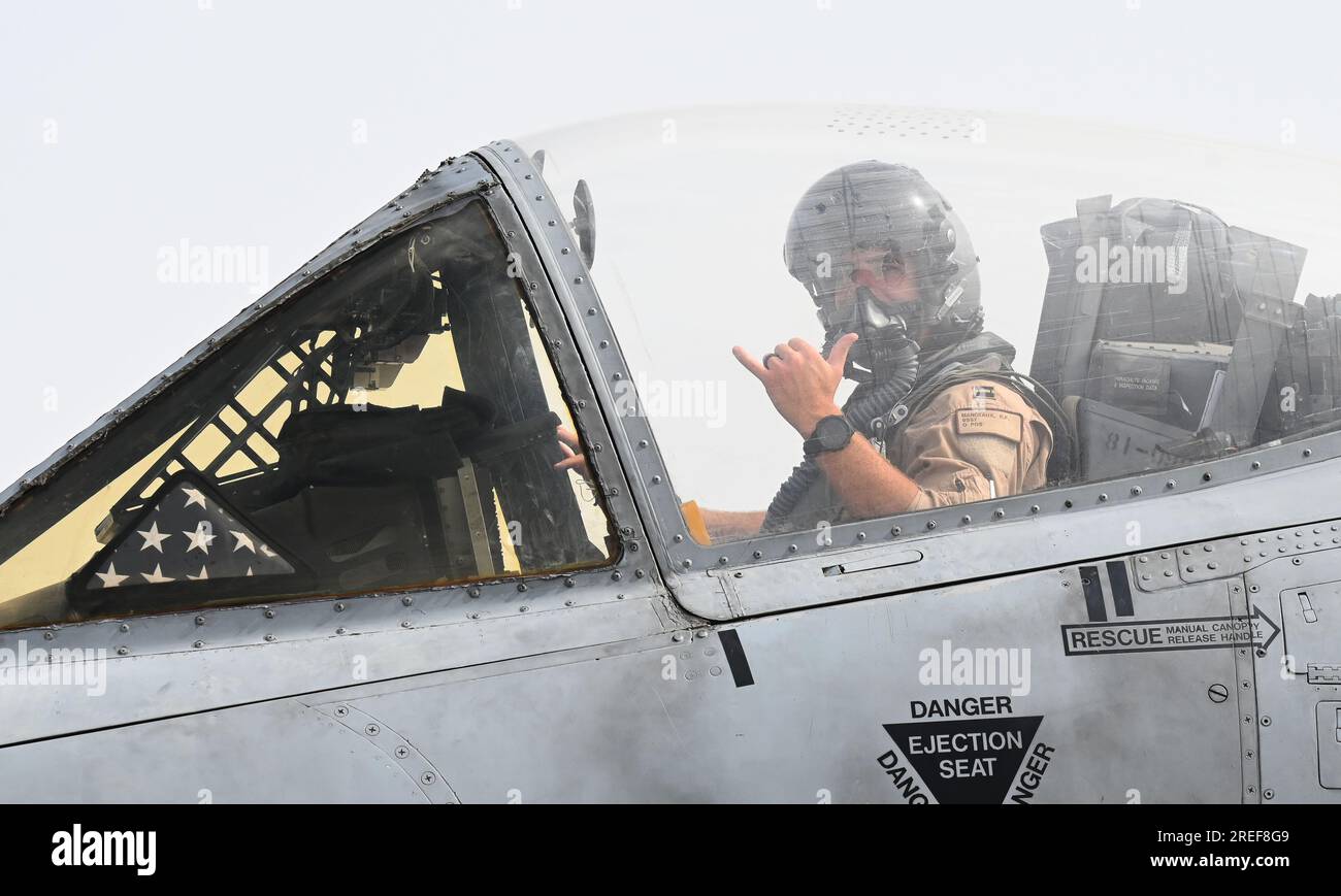 ÉTATS-UNIS Le capitaine de la Force aérienne Kendred Manceaux, pilote du 75e Escadron de chasse expéditionnaire, se prépare pour le décollage à bord d'un A-10 Thunderbolt II à la base aérienne Al Dhafra, aux Émirats arabes Unis, avant de participer à un exercice de grande envergure, le 26 juillet 2023. Dirigé par la Force aérienne des Émirats arabes Unis, l’exercice était axé sur l’intégration des pays partenaires entre les forces américaines, des Émirats arabes Unis et de la France, améliorant l’interopérabilité et les capacités pour les opérations aériennes à l’appui de la guerre maritime de surface. (ÉTATS-UNIS Photo Air Force par Tech. Sergent Alex Fox Echols III) Banque D'Images