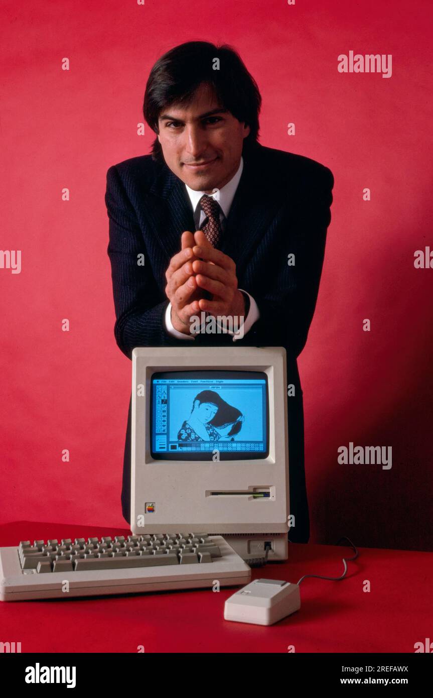 Steve Jobs, co-fondateur d'Apple Computer Company - avec l'Apple Macintosh-1984. Steven Paul Jobs (2/241955 – 10/5/2011) était un magnat des affaires américain, inventeur et investisseur. Il a été le cofondateur, président et PDG d'Apple ; le président et actionnaire majoritaire de Pixar ; un membre du conseil d'administration de Walt Disney Company après l'acquisition de Pixar ; et le fondateur, président et PDG de Next. Il a été l'un des pionniers de la révolution des ordinateurs personnels des années 1970 et 80, avec son partenaire commercial et cofondateur d'Apple Steve Wozniak. Photo de Bernard Gotfryd Banque D'Images