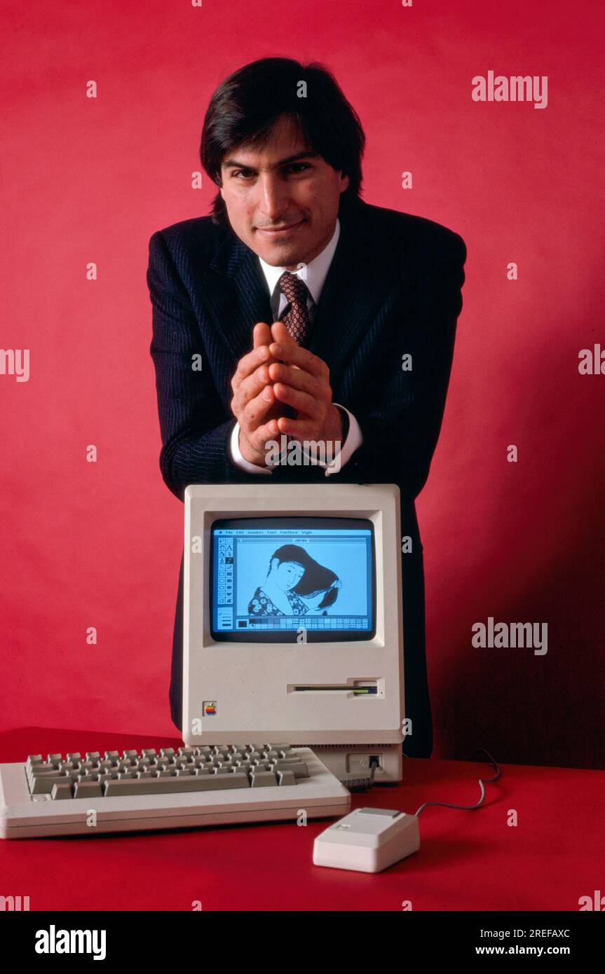 Steve Jobs, co-fondateur d'Apple Computer Company - avec l'Apple Macintosh-1984. Steven Paul Jobs (2/241955 – 10/5/2011) était un magnat des affaires américain, inventeur et investisseur. Il a été le cofondateur, président et PDG d'Apple ; le président et actionnaire majoritaire de Pixar ; un membre du conseil d'administration de Walt Disney Company après l'acquisition de Pixar ; et le fondateur, président et PDG de Next. Il a été l'un des pionniers de la révolution des ordinateurs personnels des années 1970 et 80, avec son partenaire commercial et cofondateur d'Apple Steve Wozniak. Photo de Bernard Gotfryd Banque D'Images