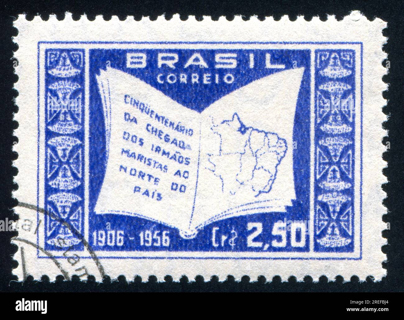 BRÉSIL - CIRCA 1956 : timbre imprimé par le Brésil, montre carte du Brésil et livre ouvert, circa 1956 Banque D'Images