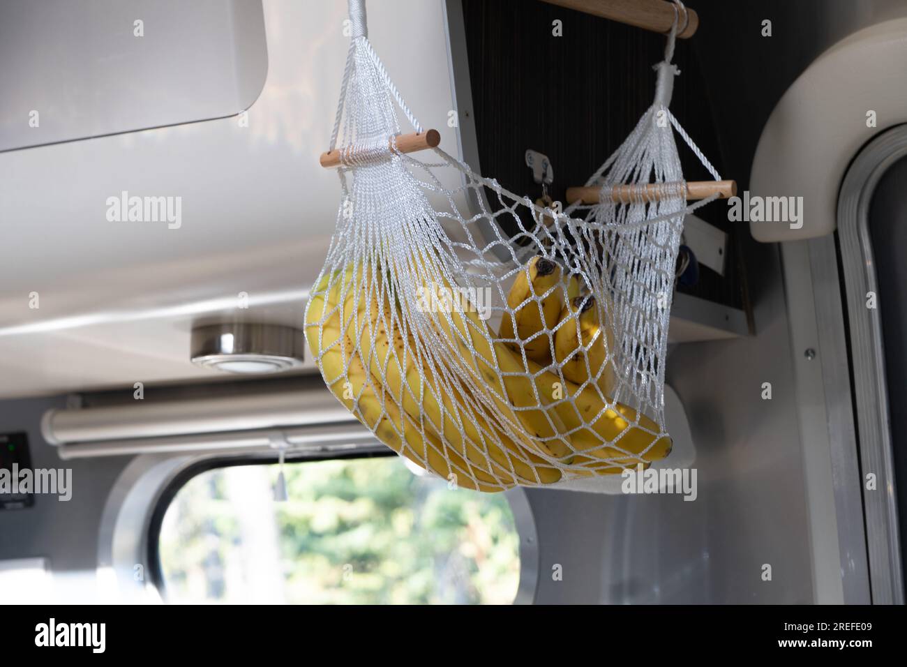 Hamac banane (celui pour le fruit) avec 7 bananes mûres suspendues dans une remorque de voyage Banque D'Images