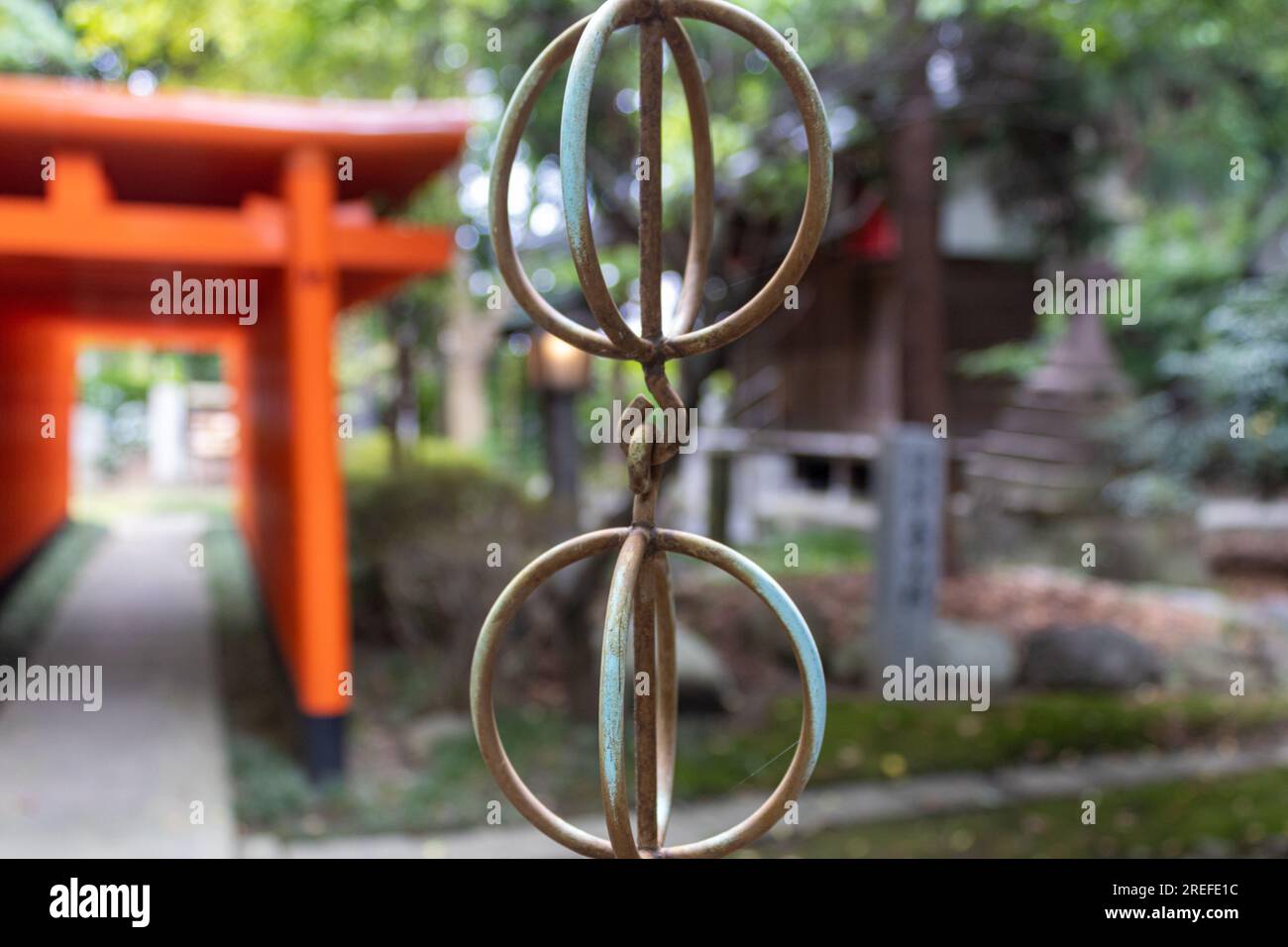 Anneaux sur une chaîne de pluie japonaise traditionnelle, ou kusaridoi, au sanctuaire Kasuga jinja Kanazawa, Japon. Banque D'Images