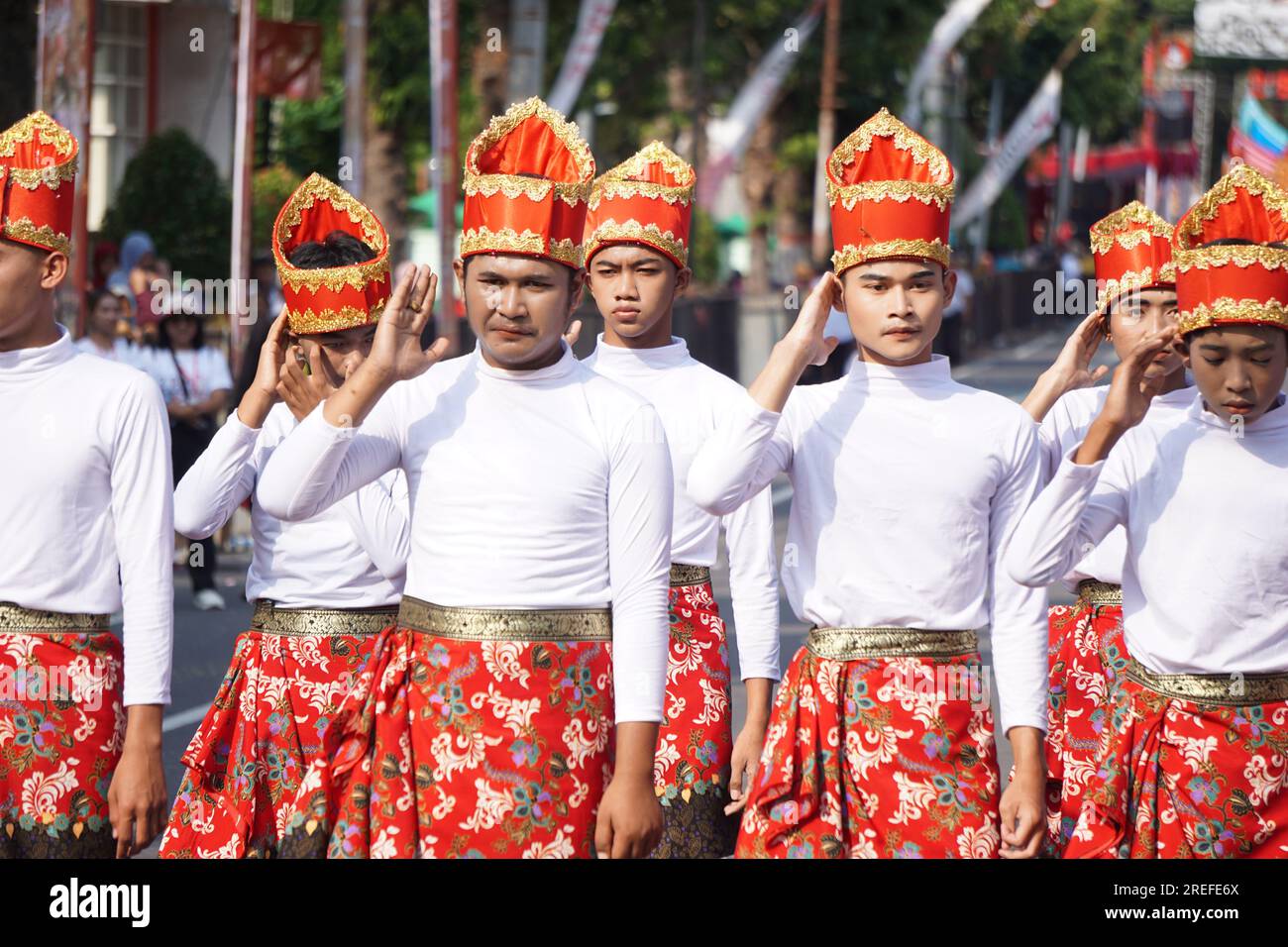 Indonésien exécutant la danse seudati d'Aceh. Seudati vient du mot syahadat (admission qu'il n'y a pas de Dieu mais Allah et Muhammad est prophète Banque D'Images