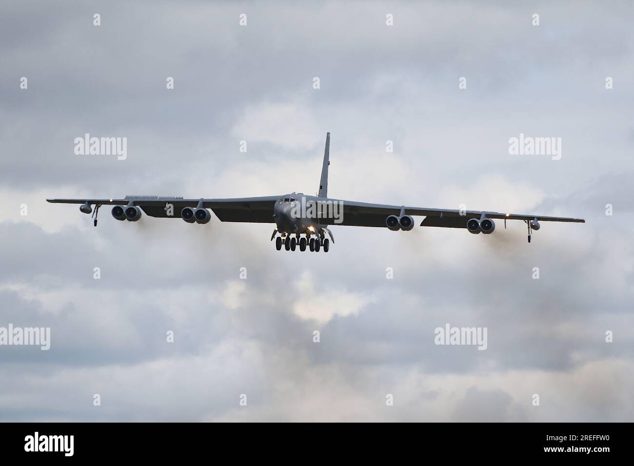 61-0029, un Boeing B-52H Stratofortress exploité par l'United States Air Force, arrivant à la RAF Fairford dans le Gloucestershire, en Angleterre pour participer au Royal International Air Tattoo 2023 (riat 2023). Banque D'Images
