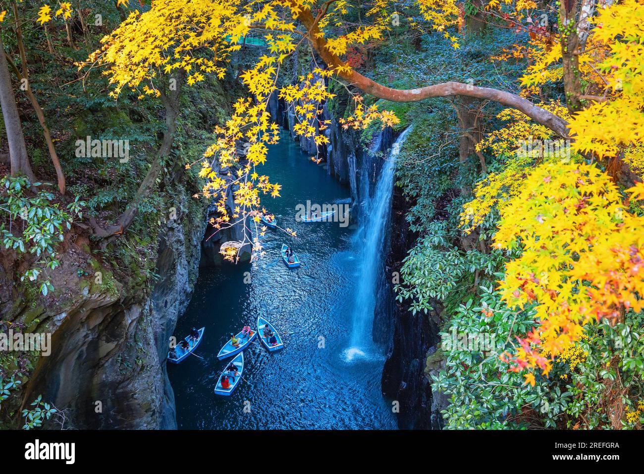 Miyazaki, Japon - novembre 24 2022 : la gorge de Takachiho est un étroit gouffre coupé à travers la roche par la rivière Gokase, de nombreuses activités pour les touristes comme le rowi Banque D'Images