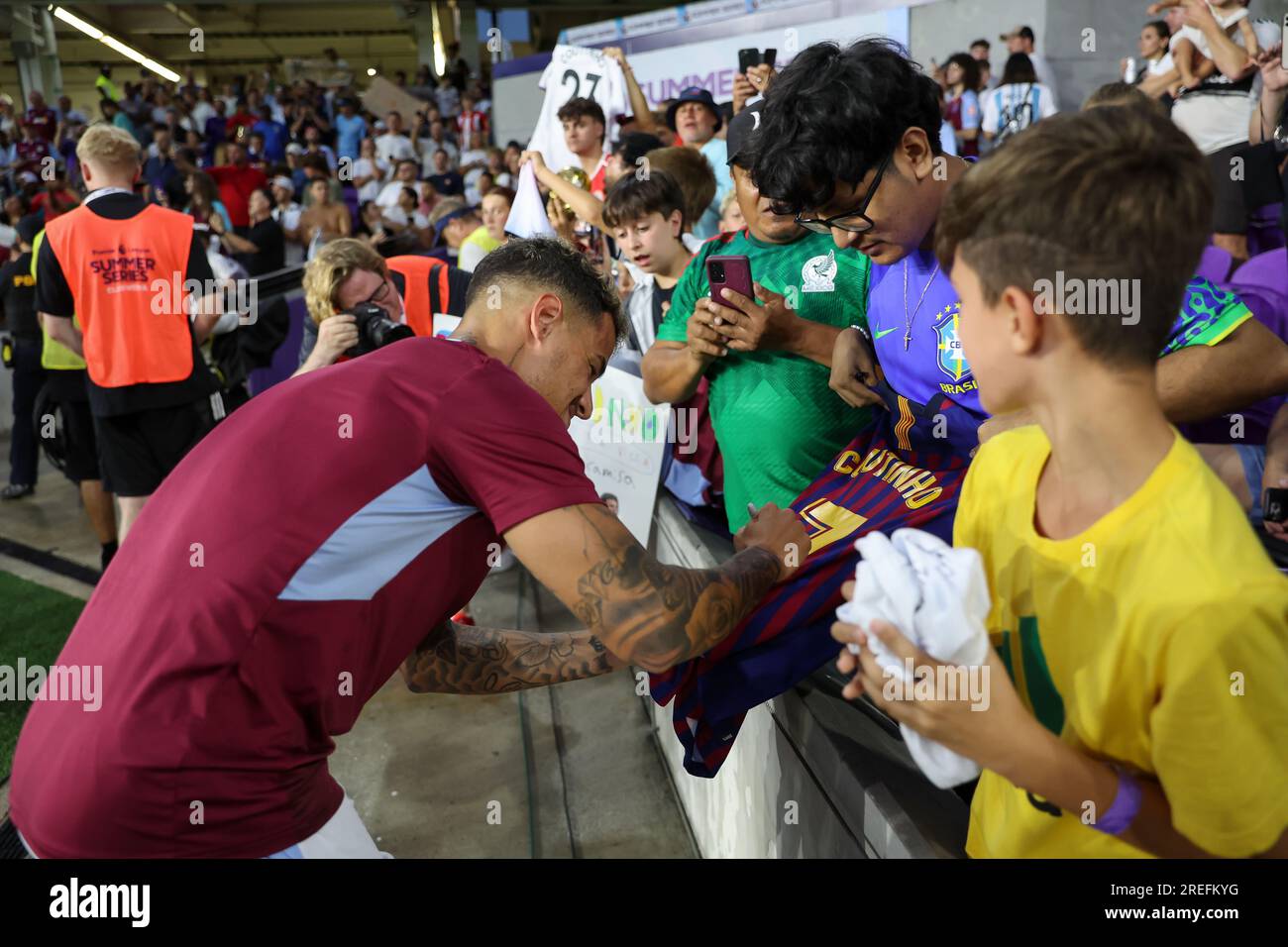 Orlando, Floride, États-Unis. 26 juillet 2023. Le milieu de terrain d'Aston Villa PHILIPPE COUTINHO (23 ans) signe un autographe pour un fan avant le match Fulham vs Aston Villa de la Premier League Summer Series à l'Exploria Stadium à Orlando, FL le 26 juillet 2023. (Image de crédit : © Cory Knowlton/ZUMA Press Wire) USAGE ÉDITORIAL SEULEMENT! Non destiné à UN USAGE commercial ! Banque D'Images Orlando, Floride, États-Unis. 26 juillet 2023. Le milieu de terrain d'Aston Villa PHILIPPE COUTINHO (23 ans) signe un autographe pour un fan avant le match Fulham vs Aston Villa de la Premier League Summer Series à l'Exploria Stadium à Orlando, FL le 26 juillet 2023. (Image de crédit : © Cory Knowlton/ZUMA Press Wire) USAGE ÉDITORIAL SEULEMENT! Non destiné à UN USAGE commercial ! Banque D'Images
