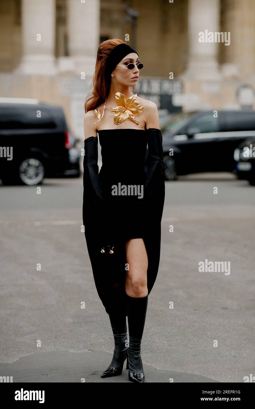 Robe courte en or avec bottes au genou dorées Banque de photographies et  d'images à haute résolution - Alamy