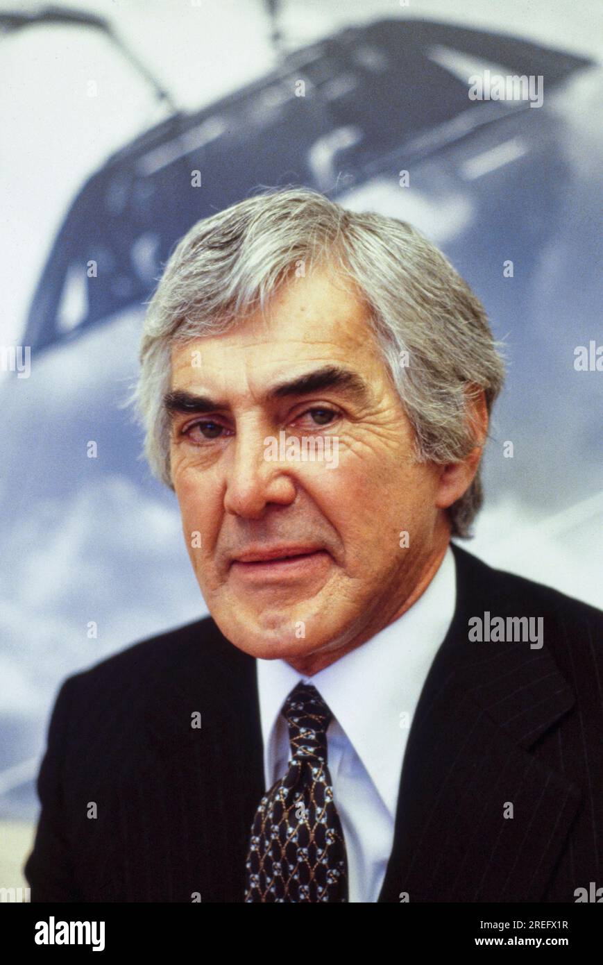 John DeLorean était un ingénieur, inventeur et dirigeant américain de l'industrie automobile américaine. Il est largement connu comme fondateur de la DeLorean Motor Company, ainsi que pour son travail chez General Motors. DeLorean a géré le développement d'un certain nombre de véhicules tout au long de sa carrière, y compris la Pontiac GTO muscle car, la Pontiac Firebird, le Pontiac Grand Prix, la Chevrolet Cosworth Vega et la voiture de sport DMC DeLorean, qui a été présentée dans le film Retour vers le futur de 1985. En octobre 1982, DeLorean a été accusé de trafic de cocaïne, mais plus tard retrouvé sans guitare. Photographie de Bernard Gotfryd Banque D'Images