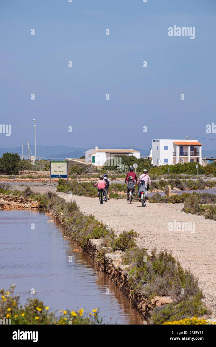 Balade à vélo en famille, la Savina, Formentera, Îles Pitiusas, Communauté  des Baléares, Espagne Photo Stock - Alamy