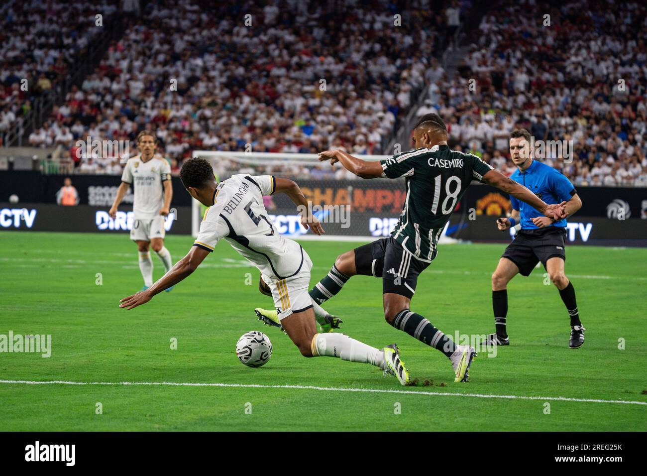 Le milieu de terrain du Real Madrid Jude Bellingham (5) est confronté au milieu de terrain de Manchester United Casemiro (18) lors du Soccer Champions Tour, mercredi, Ju Banque D'Images